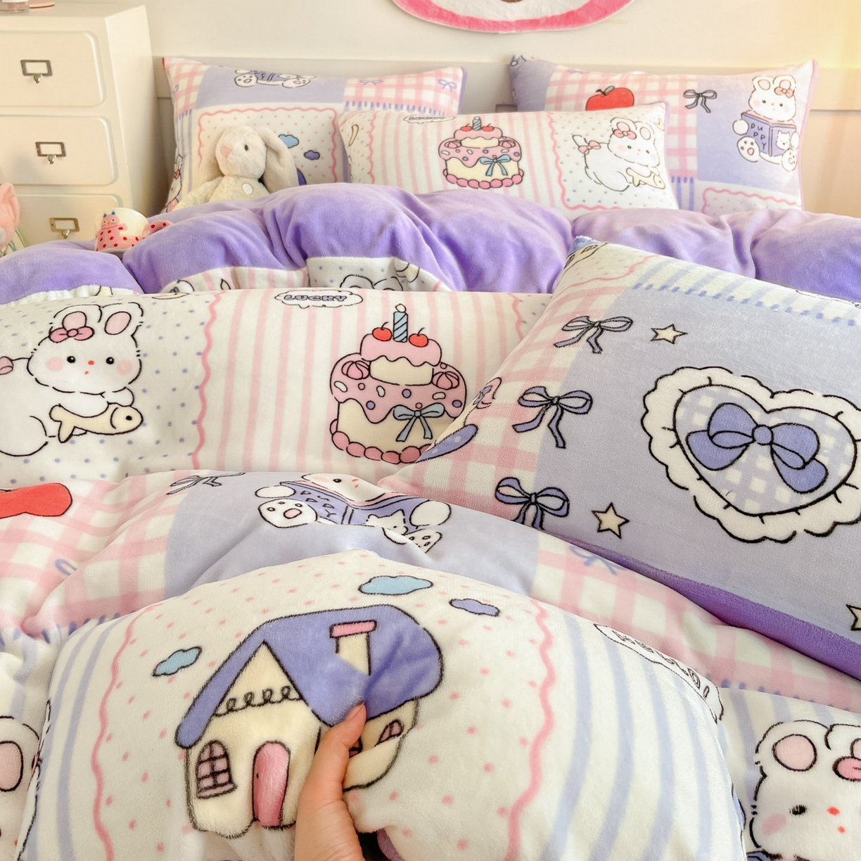 91家纺网 家纺一手货源 找家纺 摩妮卡 2025新款牛奶绒印花夹棉床盖印花四件套 萌兔小屋