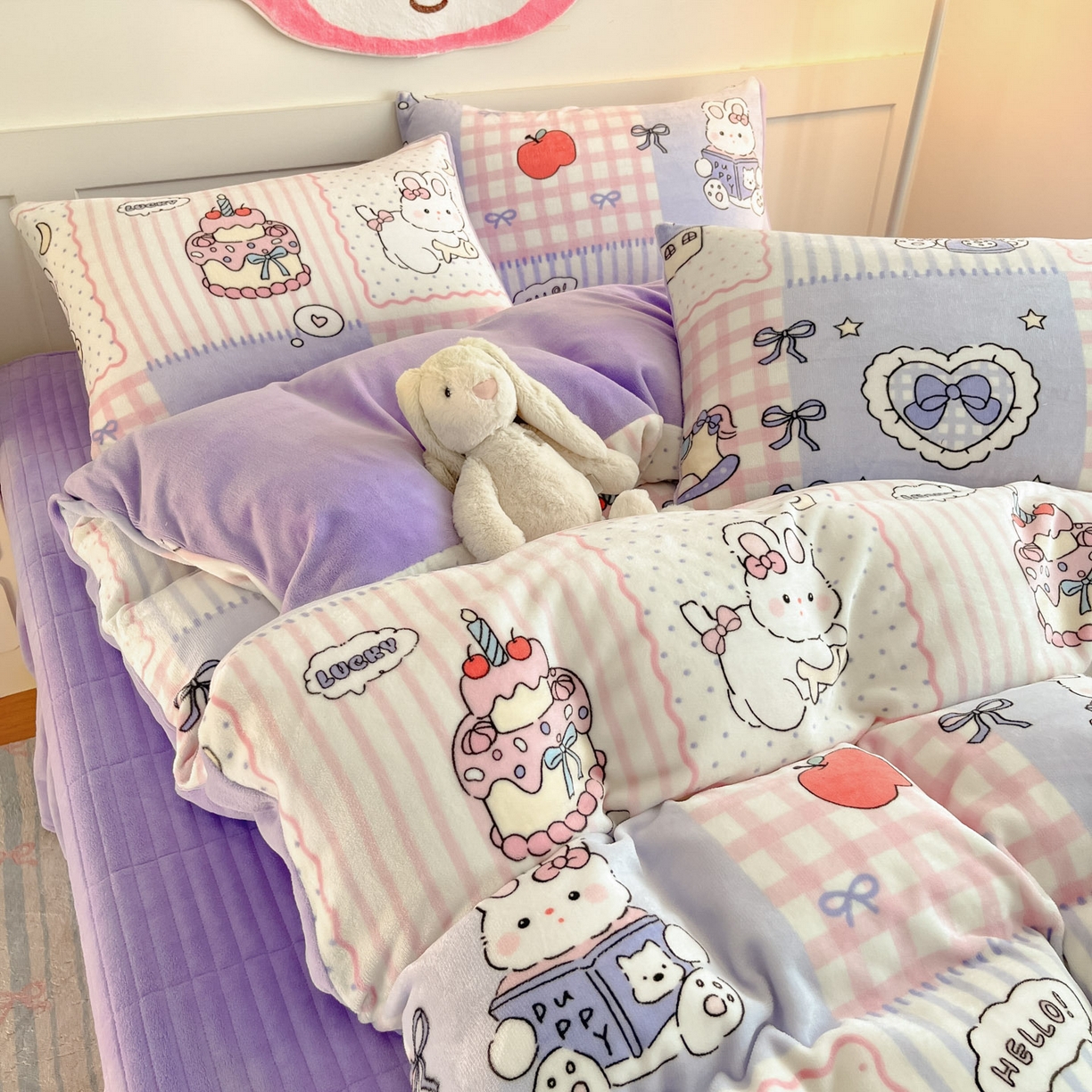 91家纺网 家纺一手货源 找家纺 摩妮卡 2025新款牛奶绒印花夹棉床盖印花四件套 萌兔小屋