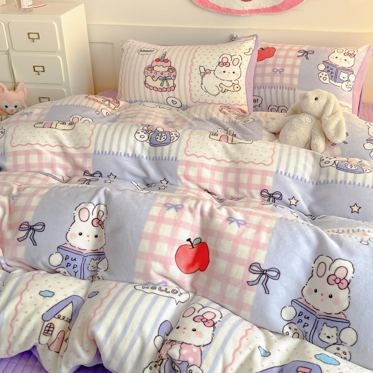 91家纺网 家纺一手货源 找家纺 摩妮卡 2025新款牛奶绒印花夹棉床盖印花四件套 萌兔小屋