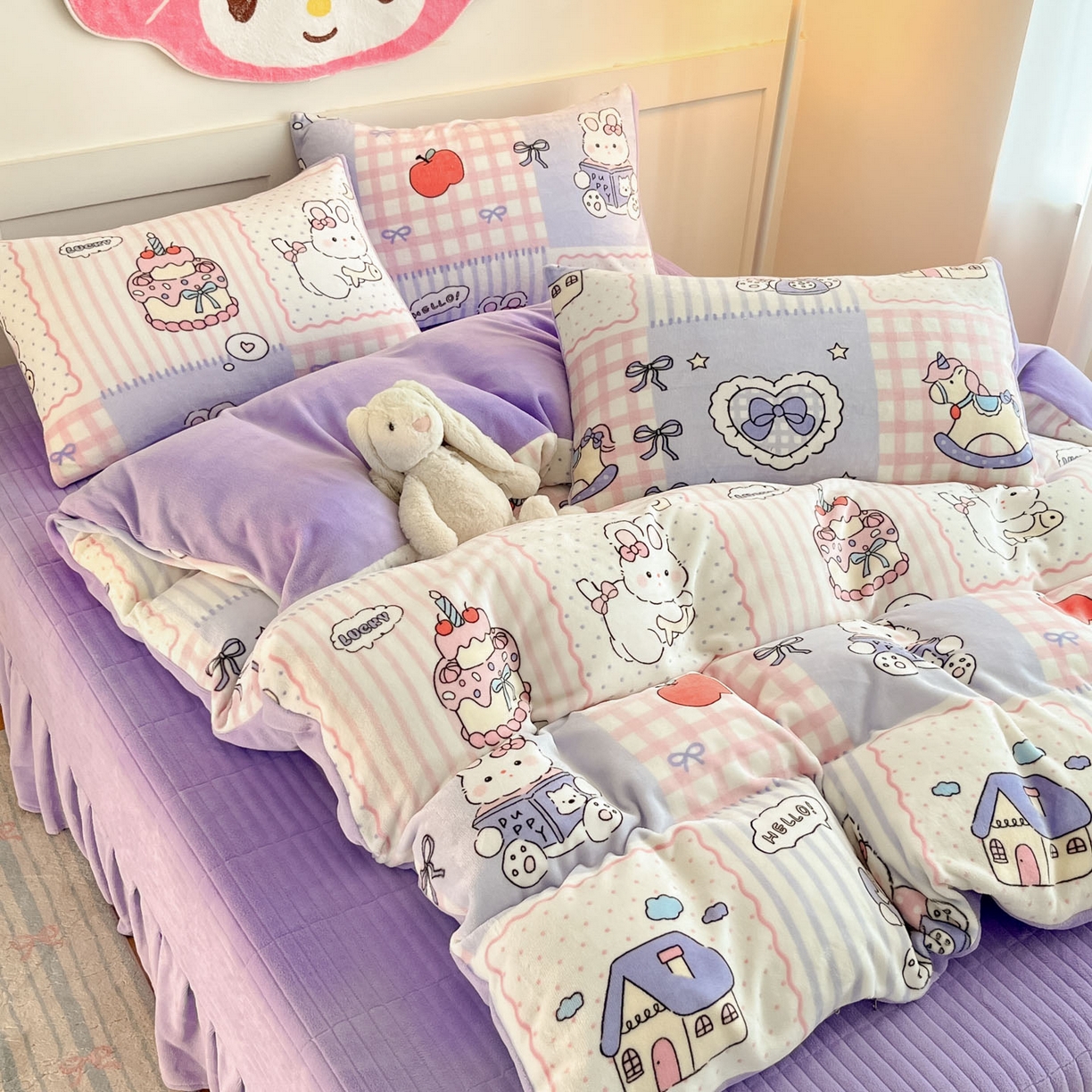 91家纺网 家纺一手货源 找家纺 摩妮卡 2025新款牛奶绒印花夹棉床盖印花四件套 萌兔小屋