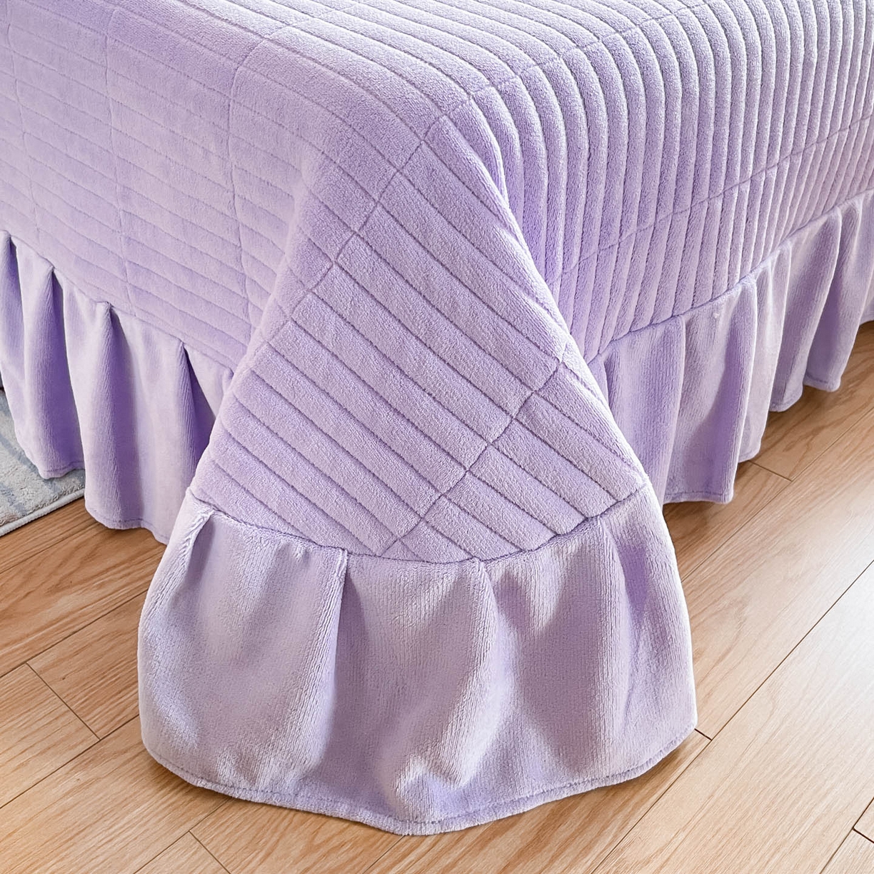 91家纺网 家纺一手货源 找家纺 摩妮卡 2025新款牛奶绒印花夹棉床盖印花四件套 萌兔小屋