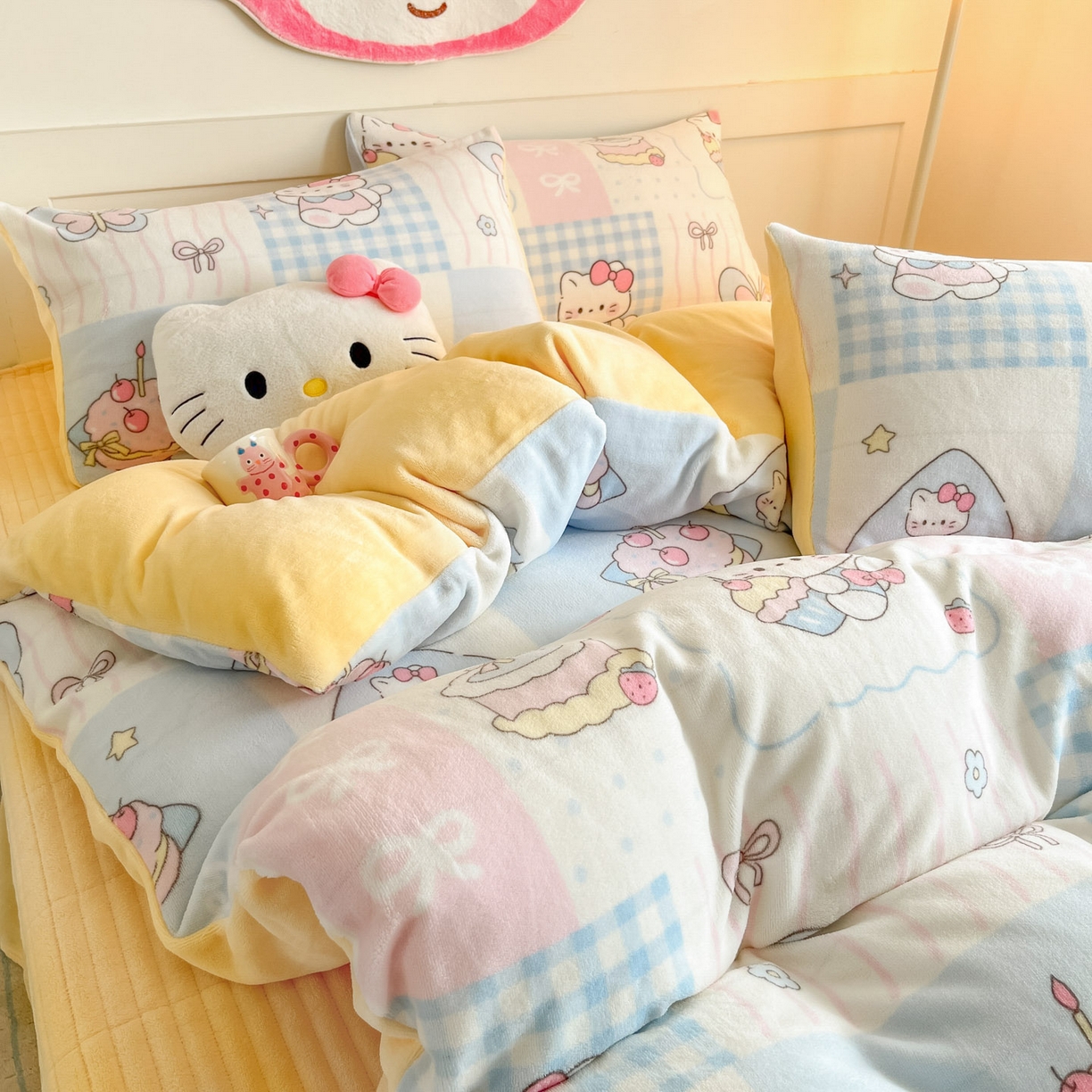 91家纺网 家纺一手货源 找家纺 摩妮卡 2025新款牛奶绒印花夹棉床盖印花四件套 甜梦屋-黄