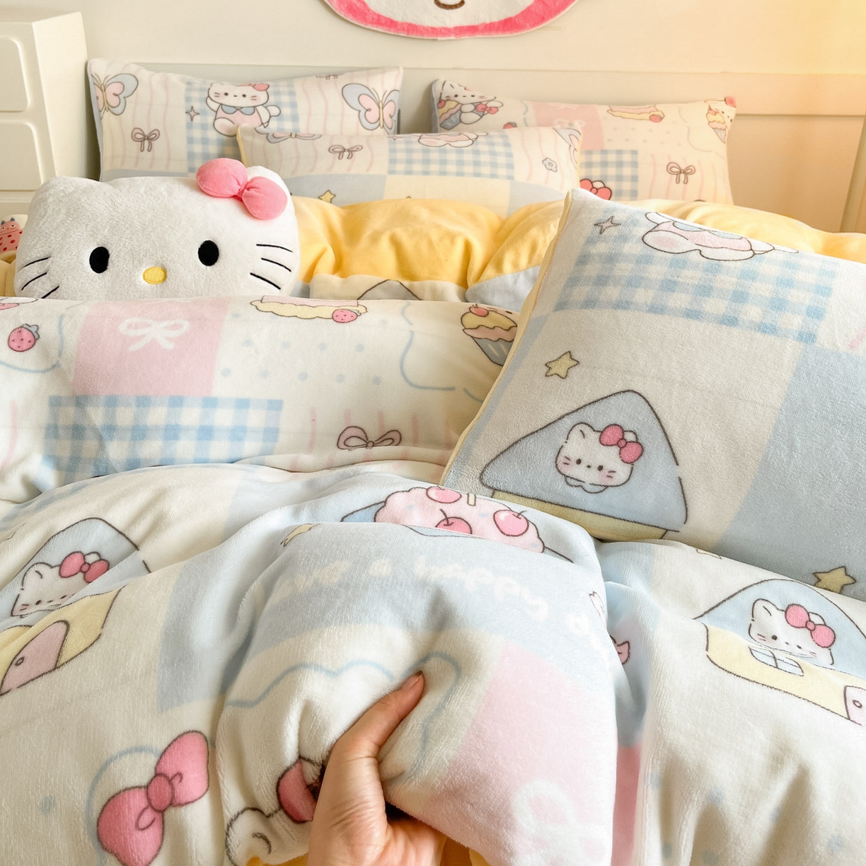 91家纺网 家纺一手货源 找家纺 摩妮卡 2025新款牛奶绒印花夹棉床盖印花四件套 甜梦屋-黄