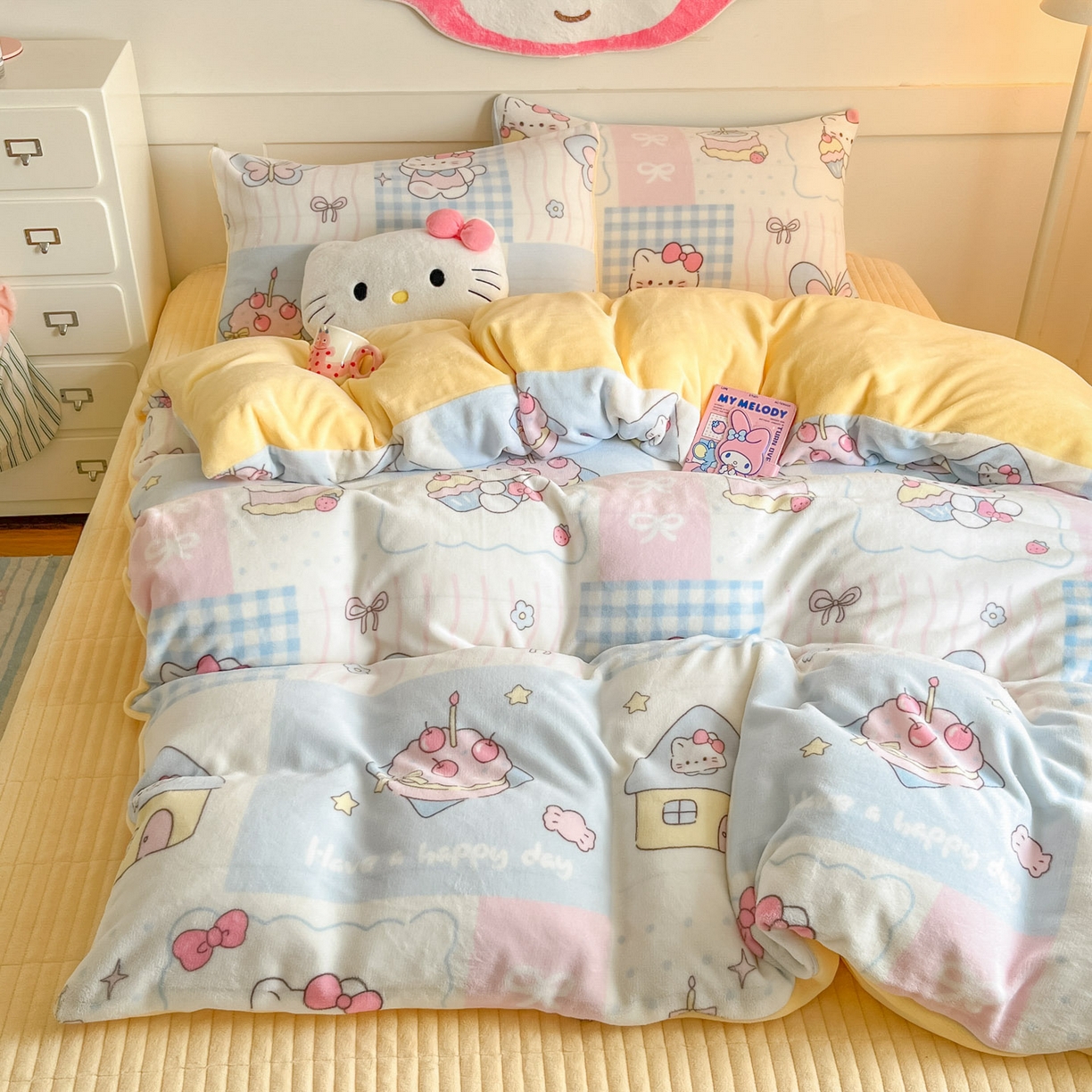 91家纺网 家纺一手货源 找家纺 摩妮卡 2025新款牛奶绒印花夹棉床盖印花四件套 甜梦屋-黄