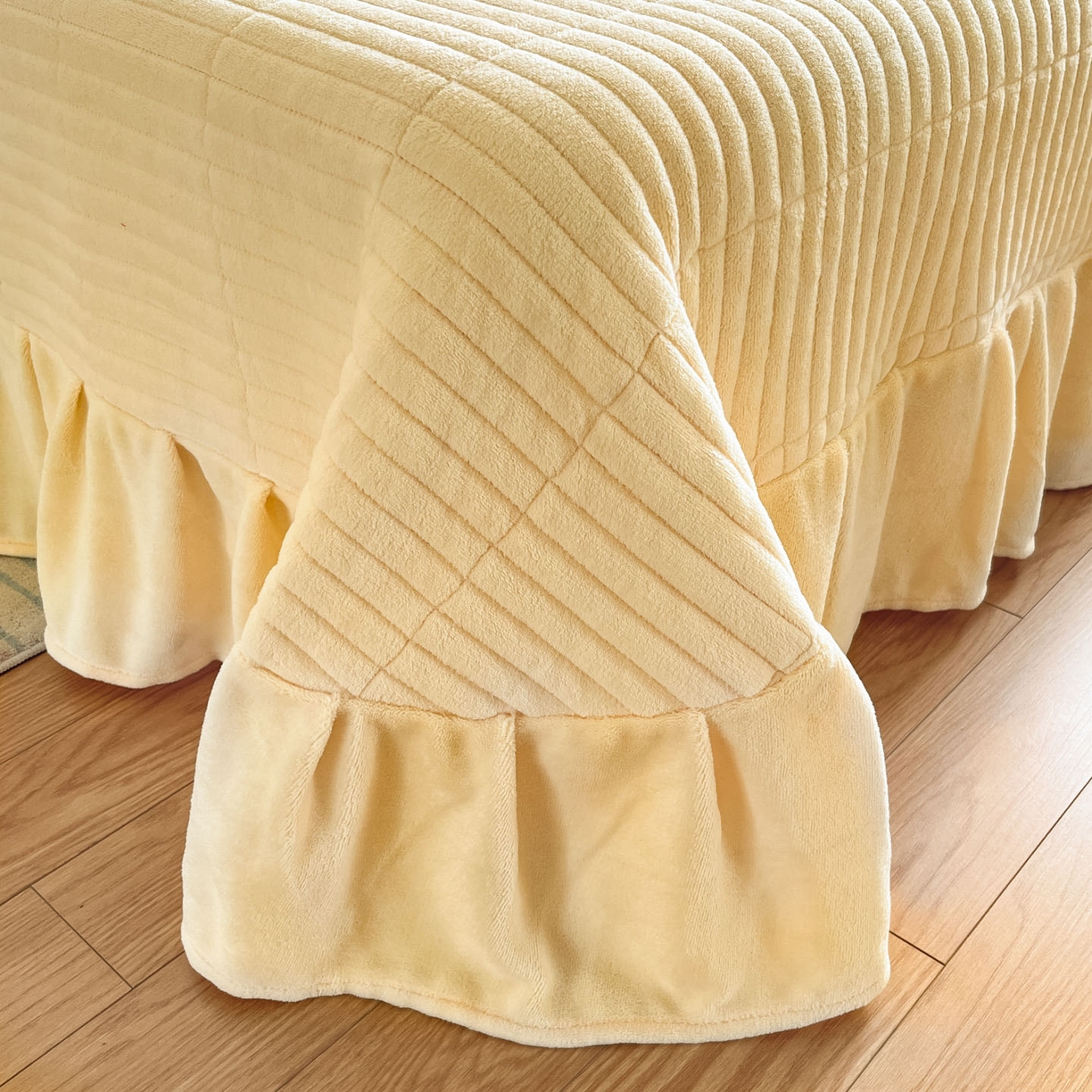 91家纺网 家纺一手货源 找家纺 摩妮卡 2025新款牛奶绒印花夹棉床盖印花四件套 甜梦屋-黄