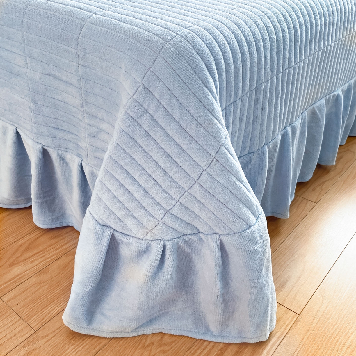 91家纺网 家纺一手货源 找家纺 摩妮卡 2025新款牛奶绒印花夹棉床盖印花四件套 凯蒂粉梦