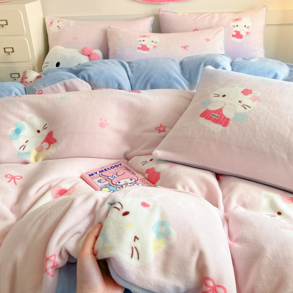 91家纺网 家纺一手货源 找家纺 摩妮卡 2025新款牛奶绒印花夹棉床盖印花四件套 凯蒂粉梦