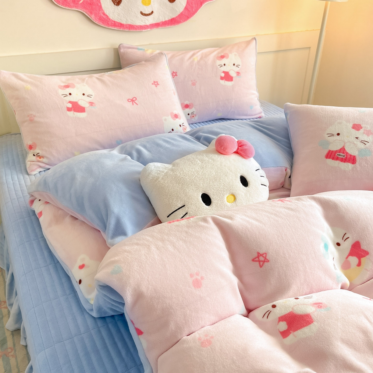 91家纺网 家纺一手货源 找家纺 摩妮卡 2025新款牛奶绒印花夹棉床盖印花四件套 凯蒂粉梦