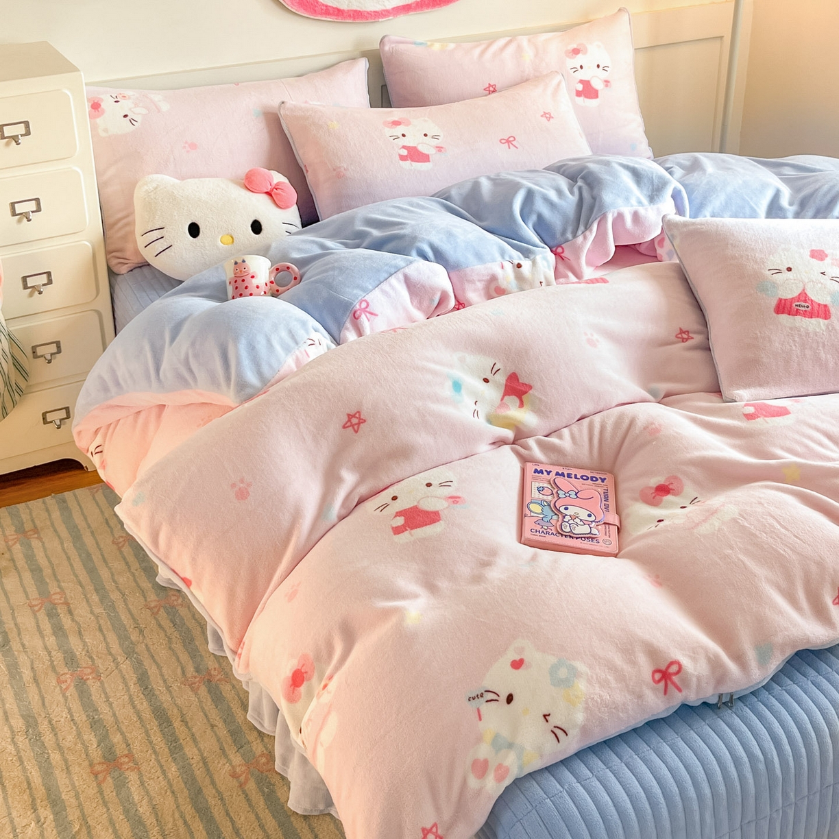 91家纺网 家纺一手货源 找家纺 摩妮卡 2025新款牛奶绒印花夹棉床盖印花四件套 凯蒂粉梦