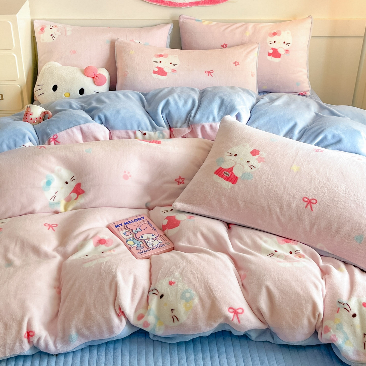 91家纺网 家纺一手货源 找家纺 摩妮卡 2025新款牛奶绒印花夹棉床盖印花四件套 凯蒂粉梦