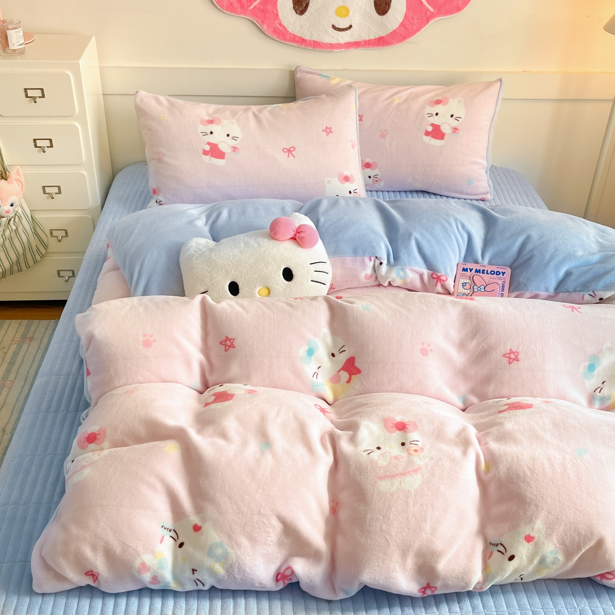 91家纺网 家纺一手货源 找家纺 摩妮卡 2025新款牛奶绒印花夹棉床盖印花四件套 凯蒂粉梦