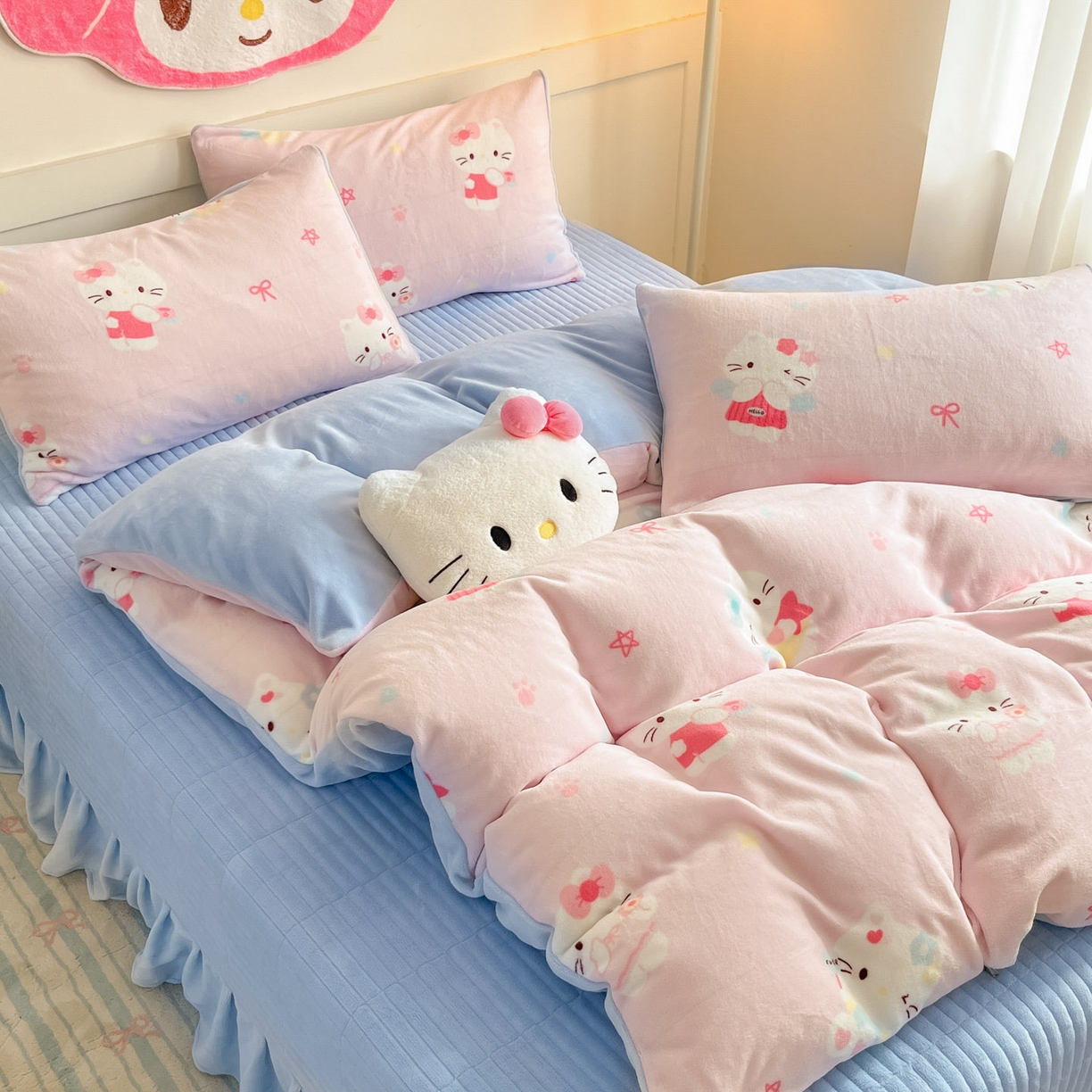 91家纺网 家纺一手货源 找家纺 摩妮卡 2025新款牛奶绒印花夹棉床盖印花四件套 凯蒂粉梦