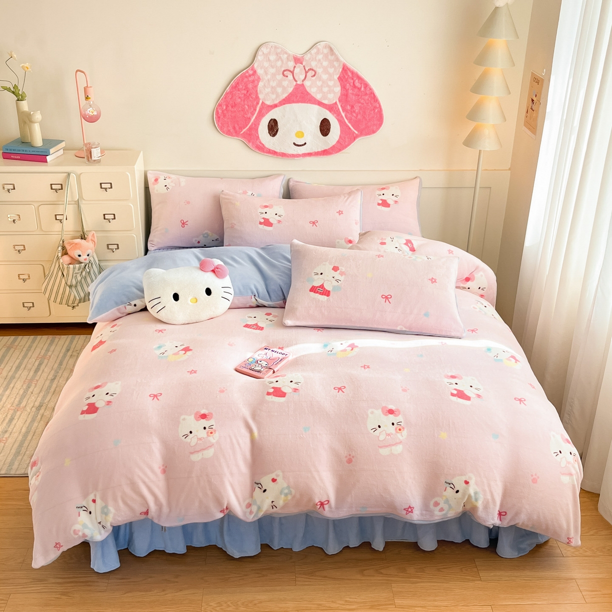 91家纺网 家纺一手货源 找家纺 摩妮卡 2025新款牛奶绒印花夹棉床盖印花四件套 凯蒂粉梦