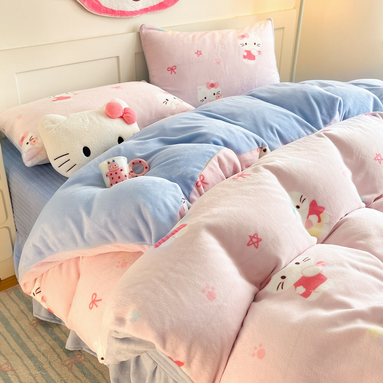 91家纺网 家纺一手货源 找家纺 摩妮卡 2025新款牛奶绒印花夹棉床盖印花四件套 凯蒂粉梦