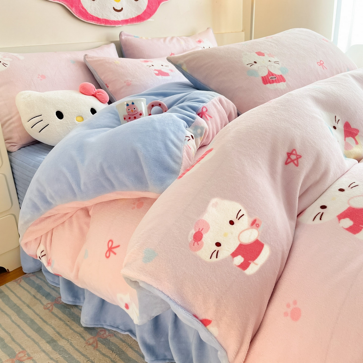 91家纺网 家纺一手货源 找家纺 摩妮卡 2025新款牛奶绒印花夹棉床盖印花四件套 凯蒂粉梦