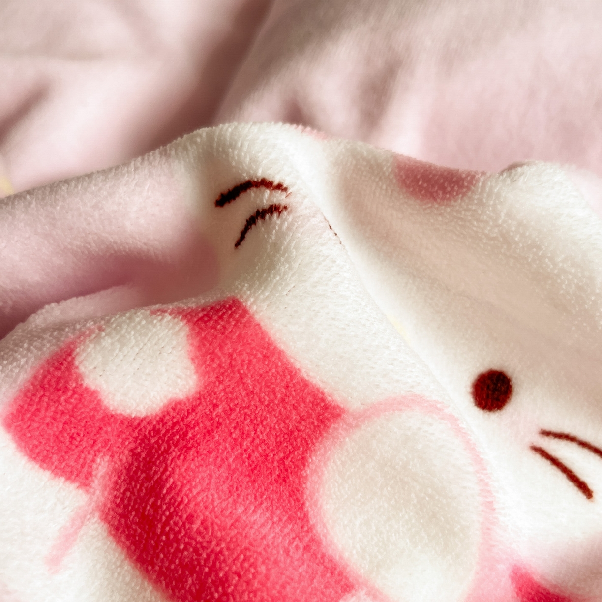 91家纺网 家纺一手货源 找家纺 摩妮卡 2025新款牛奶绒印花夹棉床盖印花四件套 凯蒂粉梦