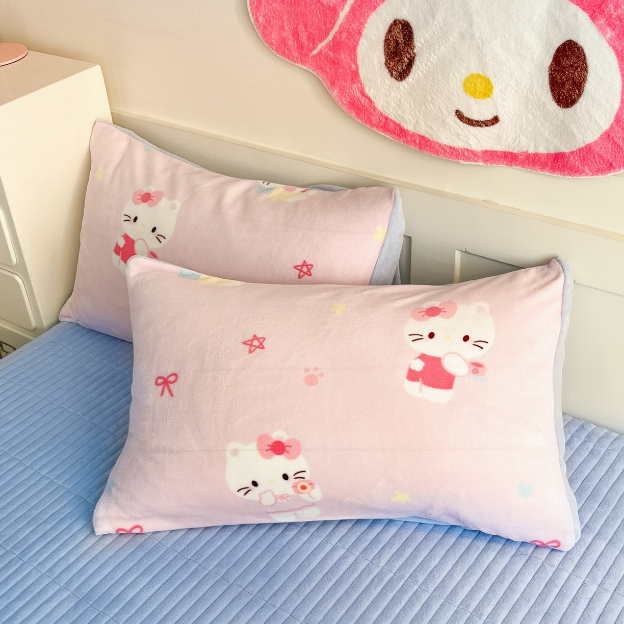 91家纺网 家纺一手货源 找家纺 摩妮卡 2025新款牛奶绒印花夹棉床盖印花四件套 凯蒂粉梦