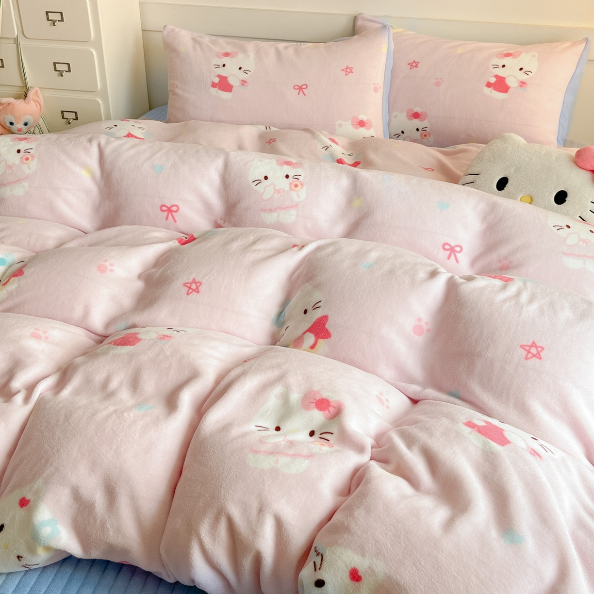 91家纺网 家纺一手货源 找家纺 摩妮卡 2025新款牛奶绒印花夹棉床盖印花四件套 凯蒂粉梦