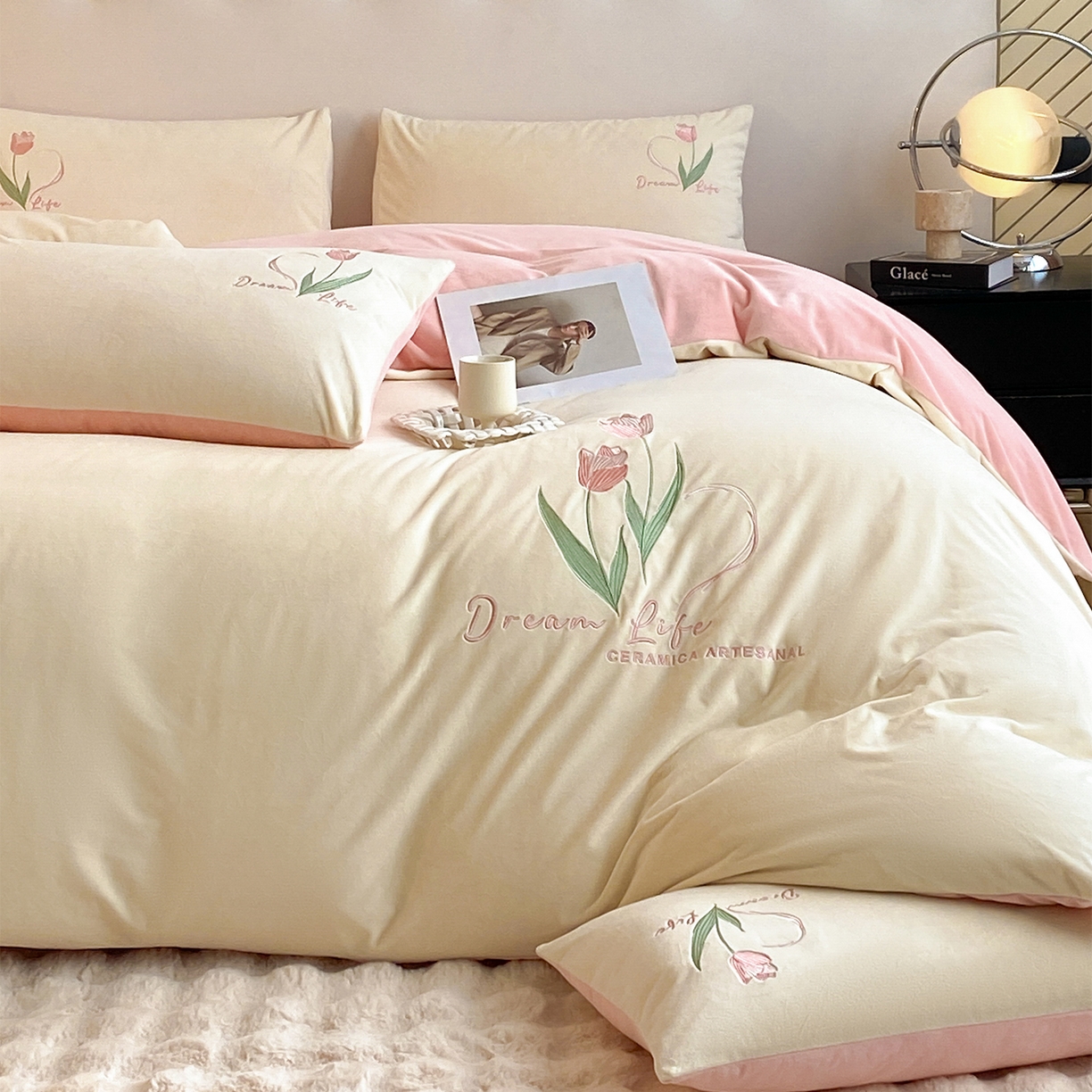 91家纺网 家纺一手货源 找家纺 如一 2025新款水晶绒刺绣四件套 郁金香-奶白粉