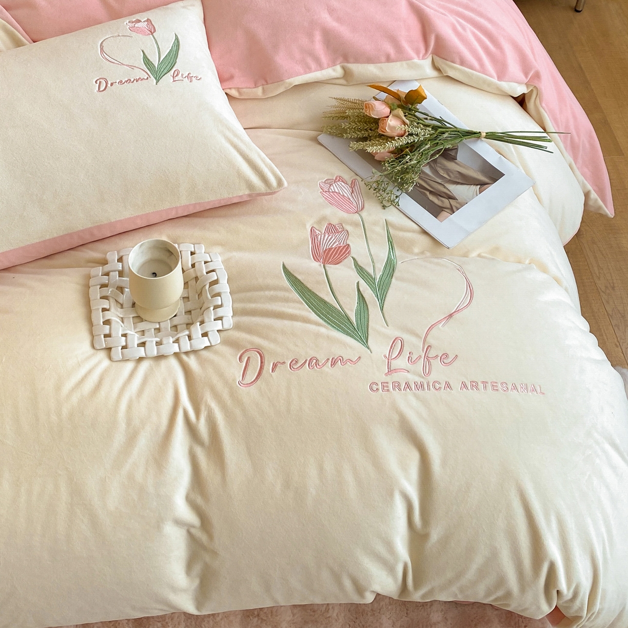 91家纺网 家纺一手货源 找家纺 如一 2025新款水晶绒刺绣四件套 郁金香-奶白粉