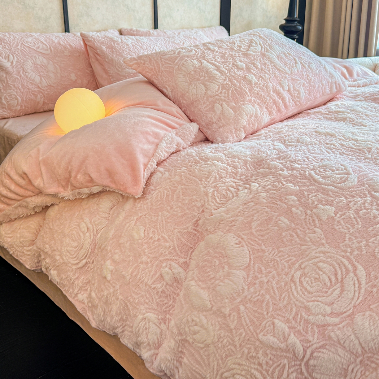 91家纺网 家纺一手货源 找家纺 畅畅家纺 2025新款冬季立体烂花兔毛绒床单床笠四件套-佳人有约系列 佳人有约-樱花粉