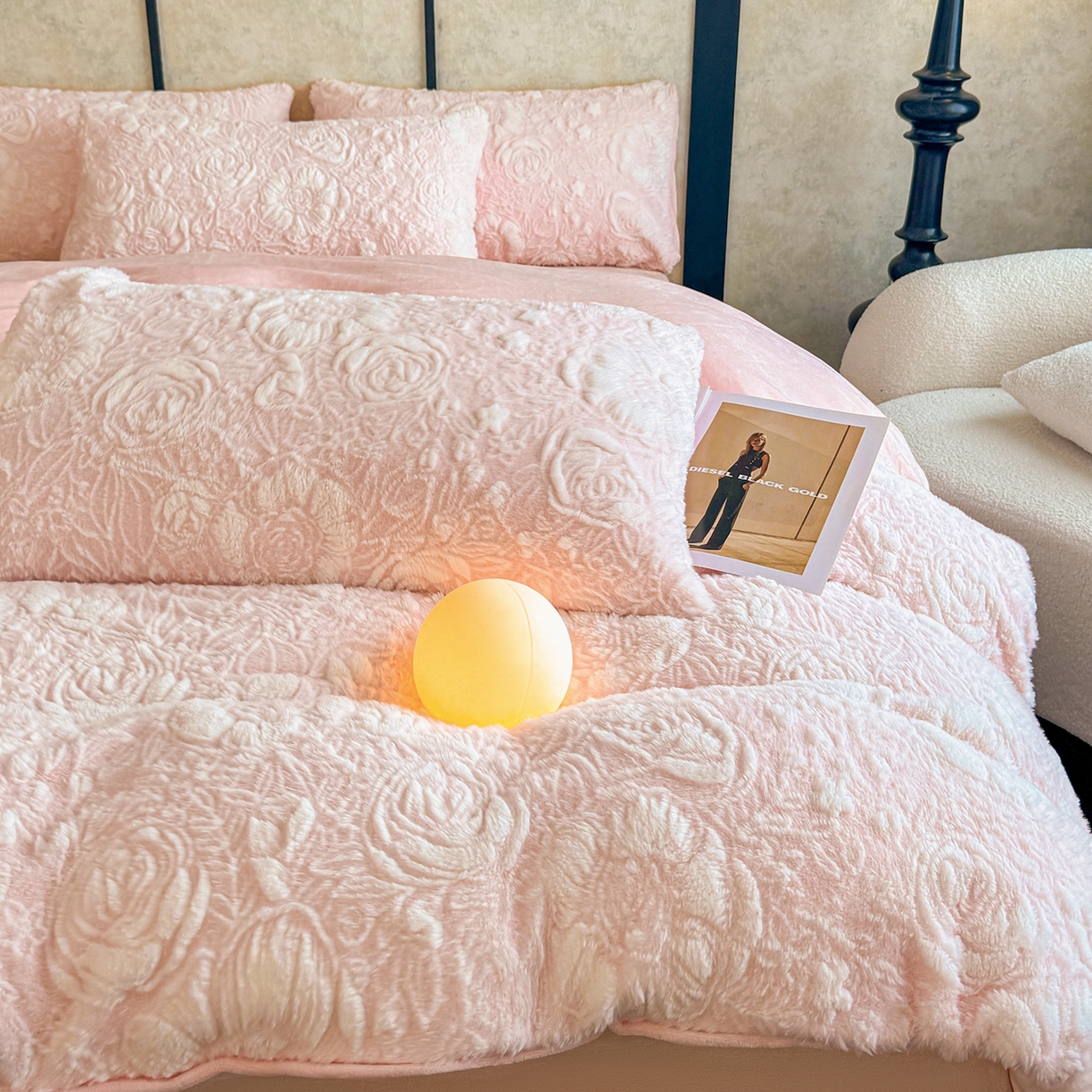 91家纺网 家纺一手货源 找家纺 畅畅家纺 2025新款冬季立体烂花兔毛绒床单床笠四件套-佳人有约系列 佳人有约-樱花粉