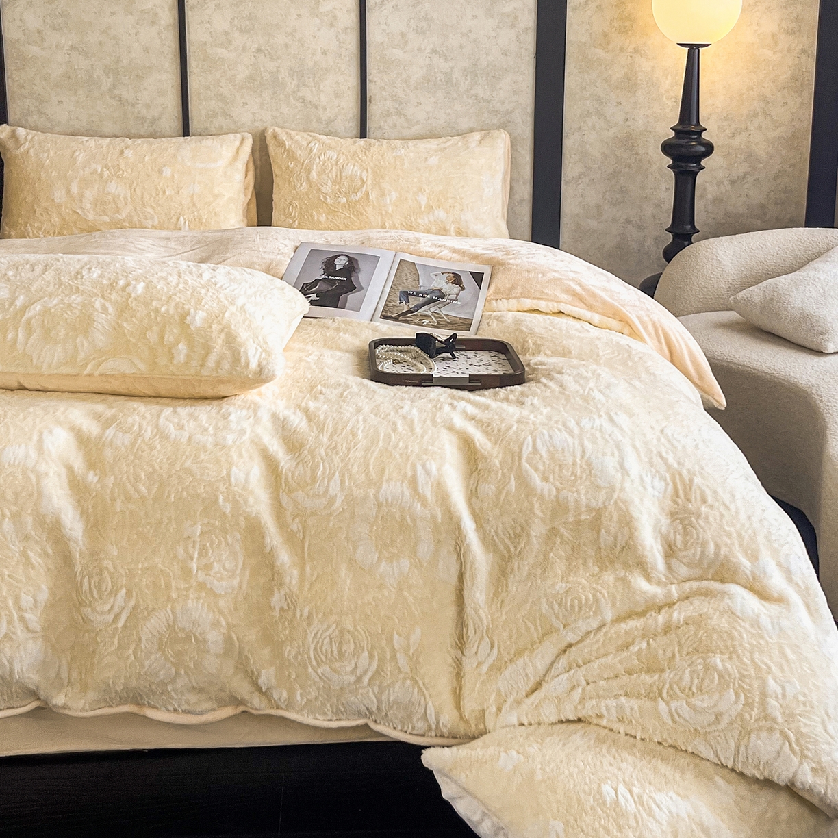 91家纺网 家纺一手货源 找家纺 畅畅家纺 2025新款冬季立体烂花兔毛绒床单床笠四件套-佳人有约系列 佳人有约-浅米黄