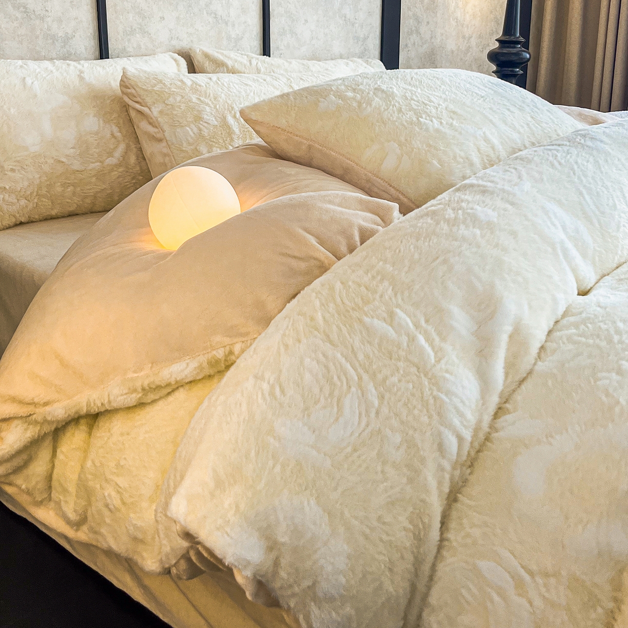 91家纺网 家纺一手货源 找家纺 畅畅家纺 2025新款冬季立体烂花兔毛绒床单床笠四件套-佳人有约系列 佳人有约-浅米黄