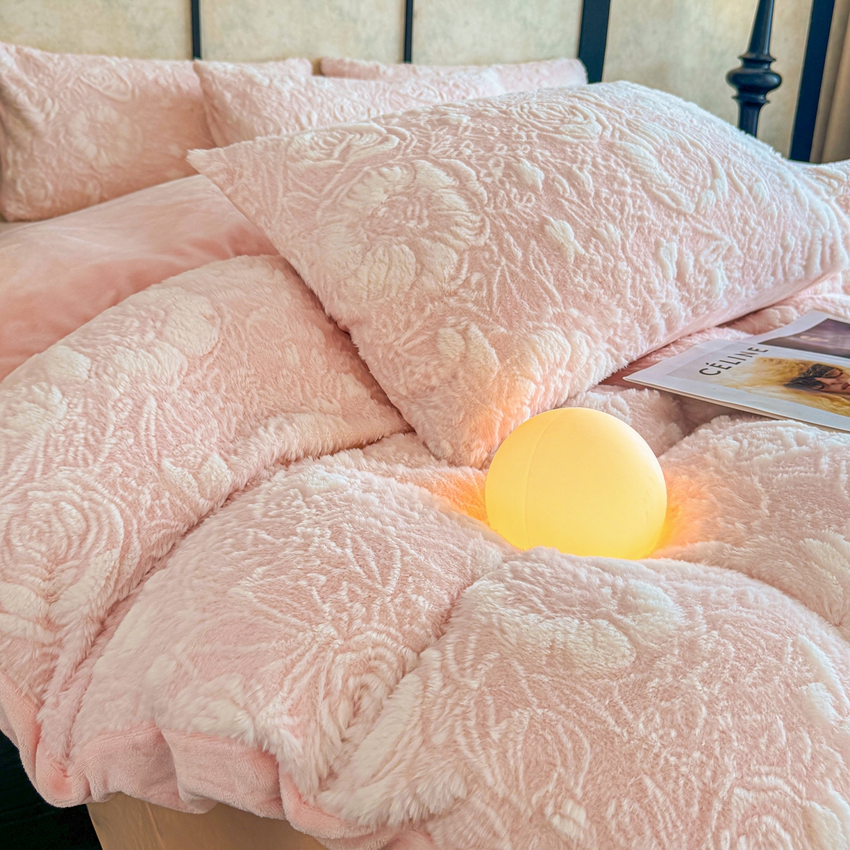 91家纺网 家纺一手货源 找家纺 畅畅家纺 2025新款冬季立体烂花兔毛绒床单床笠四件套-佳人有约系列 佳人有约-樱花粉