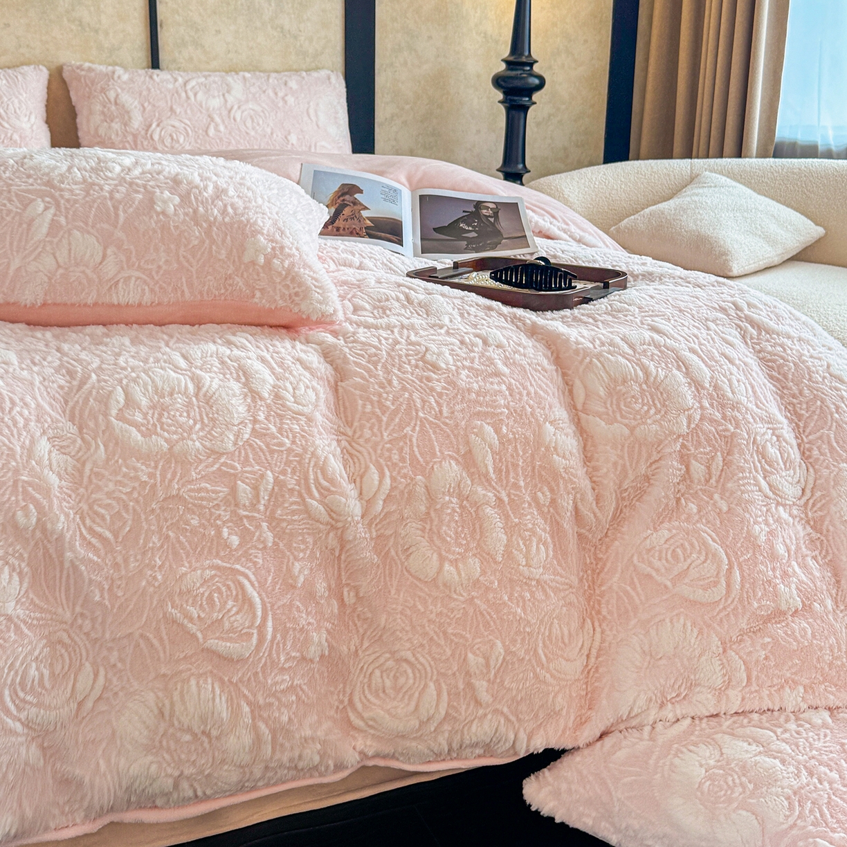 91家纺网 家纺一手货源 找家纺 畅畅家纺 2025新款冬季立体烂花兔毛绒床单床笠四件套-佳人有约系列 佳人有约-樱花粉