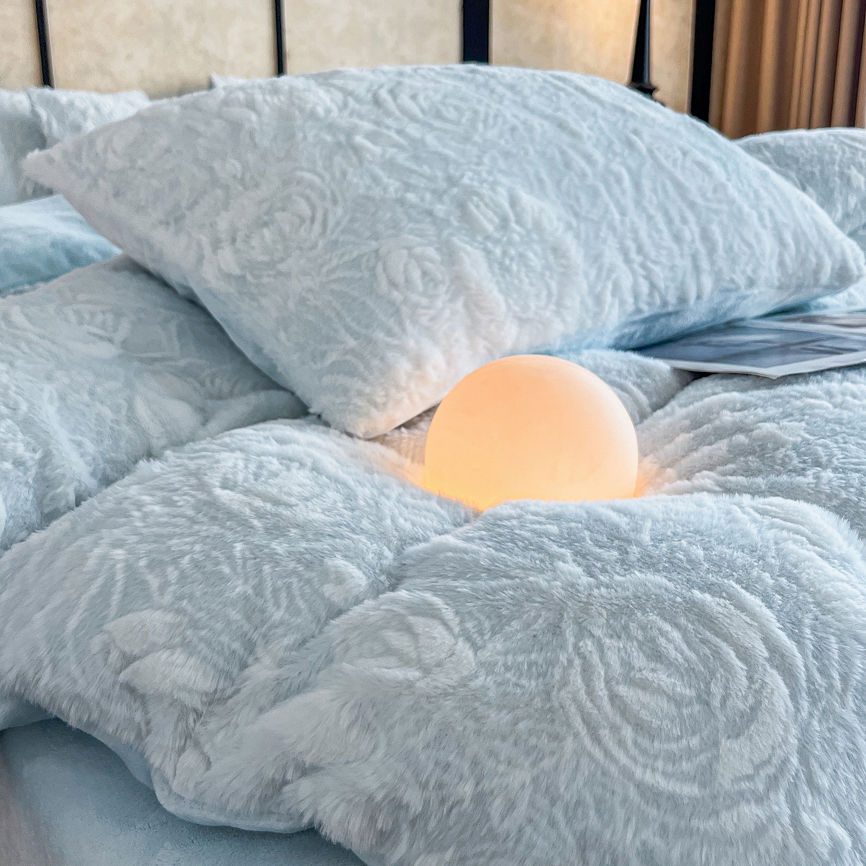 91家纺网 家纺一手货源 找家纺 畅畅家纺 2025新款冬季立体烂花兔毛绒床单床笠四件套-佳人有约系列 佳人有约-浅蓝