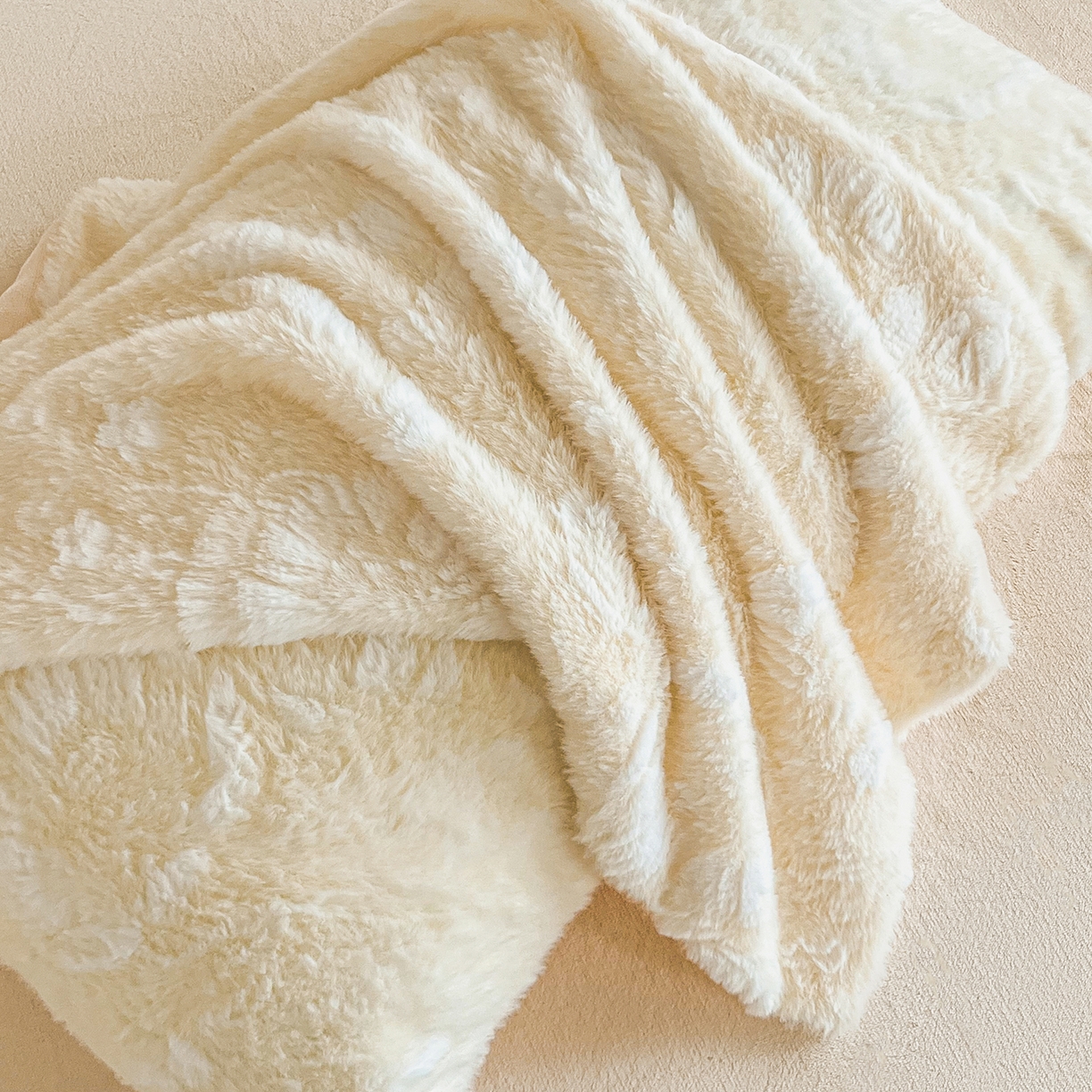 91家纺网 家纺一手货源 找家纺 畅畅家纺 2025新款冬季立体烂花兔毛绒床单床笠四件套-佳人有约系列 佳人有约-浅米黄