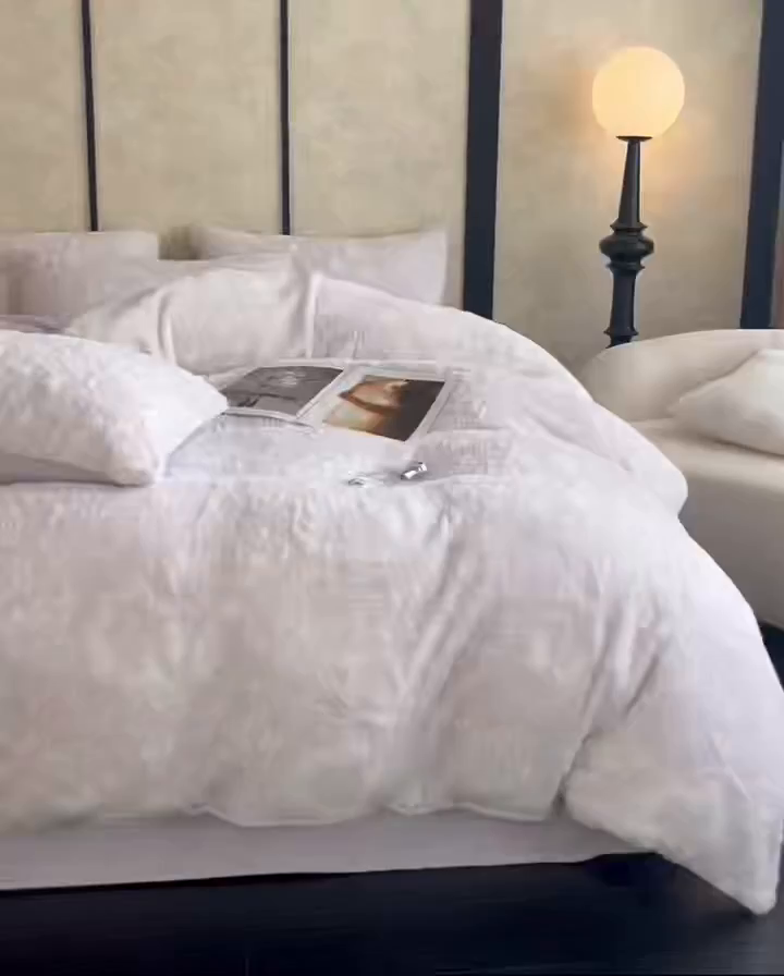 91家纺网 家纺一手货源 找家纺 畅畅家纺 2025新款冬季立体烂花兔毛绒床单床笠四件套-佳人有约系列 佳人有约-浅紫