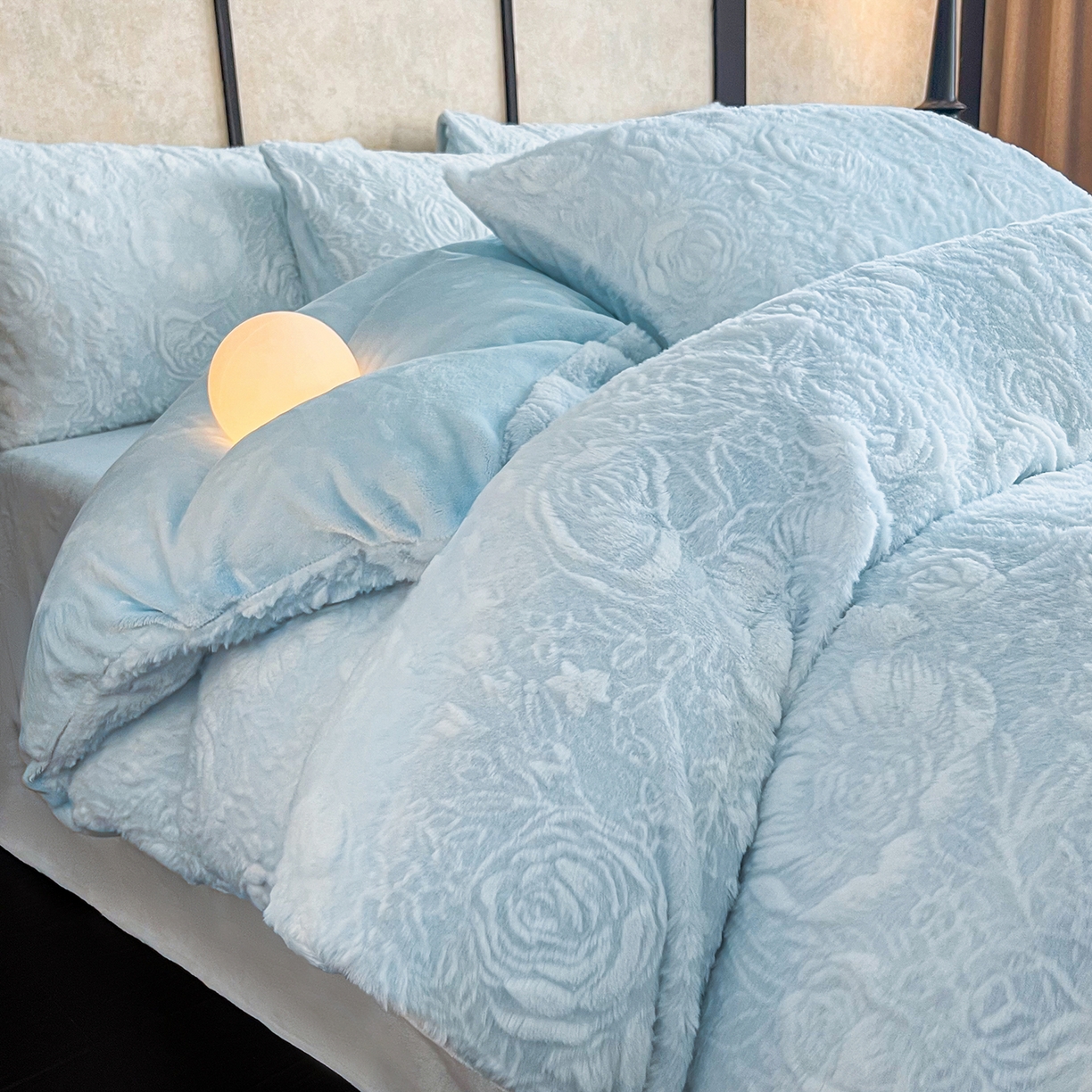 91家纺网 家纺一手货源 找家纺 畅畅家纺 2025新款冬季立体烂花兔毛绒床单床笠四件套-佳人有约系列 佳人有约-浅蓝