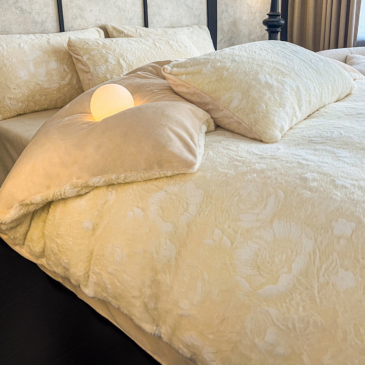 91家纺网 家纺一手货源 找家纺 畅畅家纺 2025新款冬季立体烂花兔毛绒床单床笠四件套-佳人有约系列 佳人有约-浅米黄