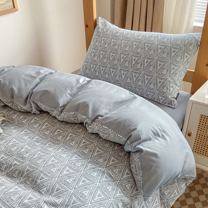 91家纺网 家纺一手货源 找家纺 宜代光年 2025新款60S水洗棉提花学生季三件套 岸堤-蓝灰