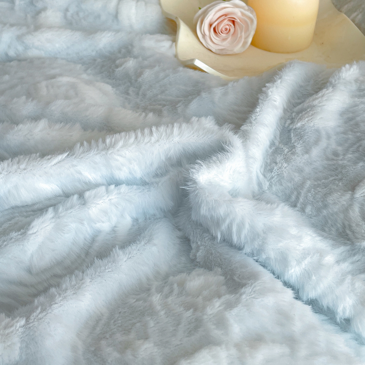 91家纺网 家纺一手货源 找家纺 畅畅家纺 2025新款立体烂花兔毛包边款四件套-经典玫瑰系列 经典玫瑰-浅蓝