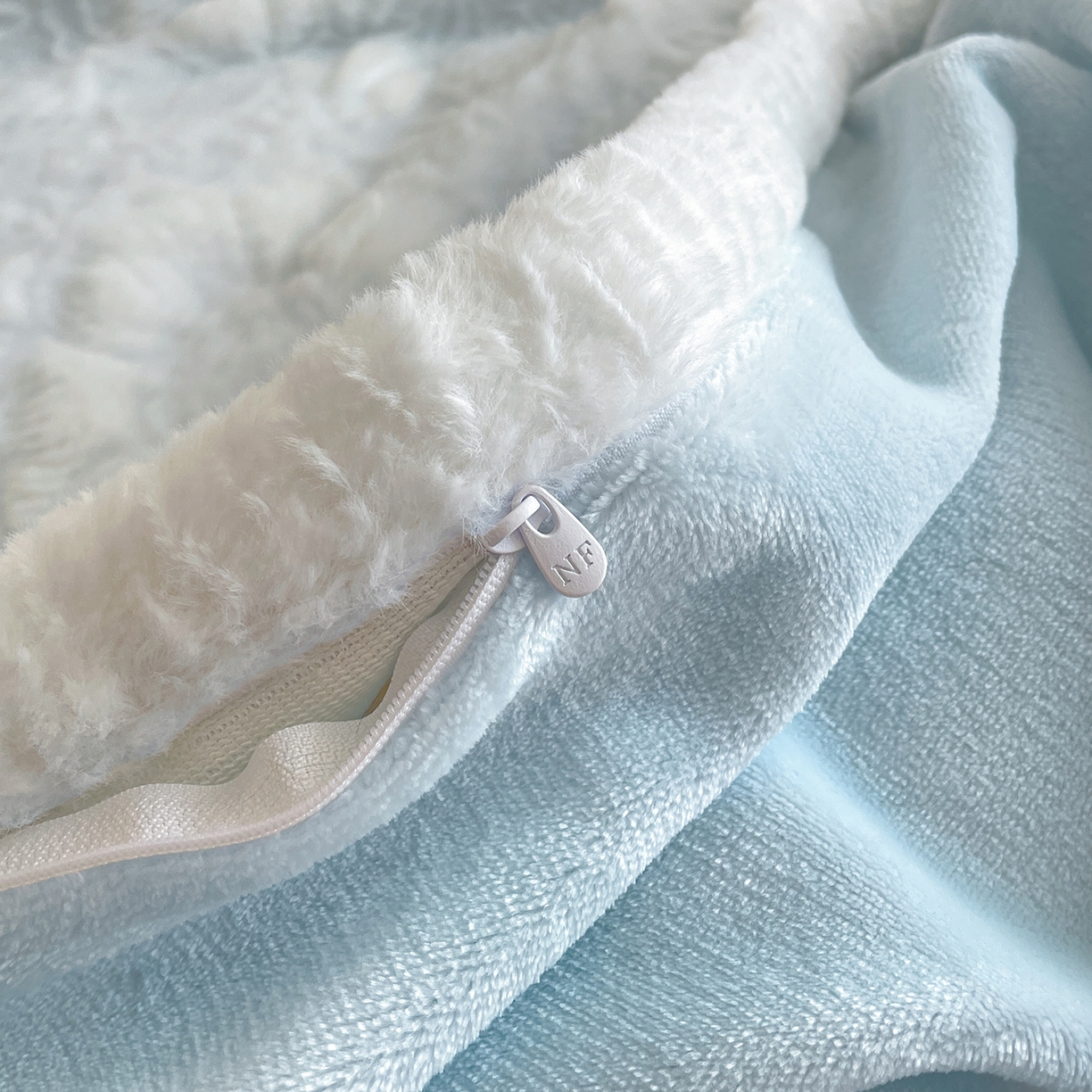 91家纺网 家纺一手货源 找家纺 畅畅家纺 2025新款立体烂花兔毛包边款四件套-经典玫瑰系列 经典玫瑰-浅蓝