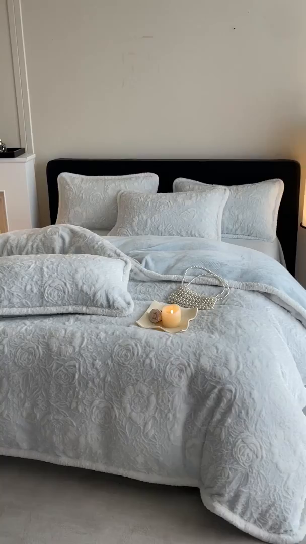 91家纺网 家纺一手货源 找家纺 畅畅家纺 2025新款立体烂花兔毛包边款四件套-经典玫瑰系列 经典玫瑰-浅蓝