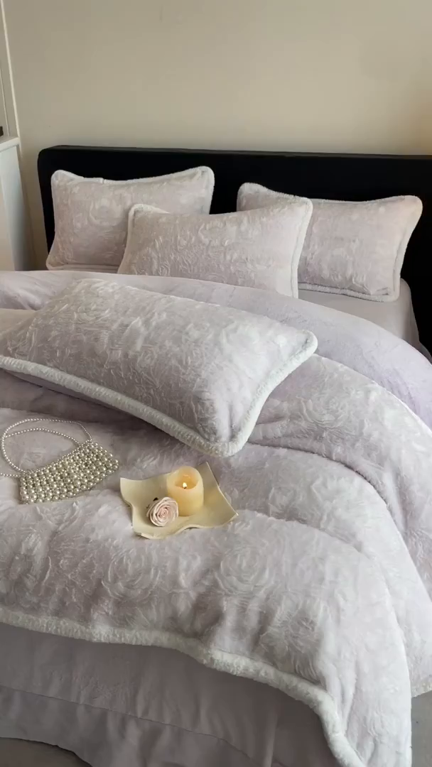 91家纺网 家纺一手货源 找家纺 畅畅家纺 2025新款立体烂花兔毛包边款四件套-经典玫瑰系列 经典玫瑰-浅紫