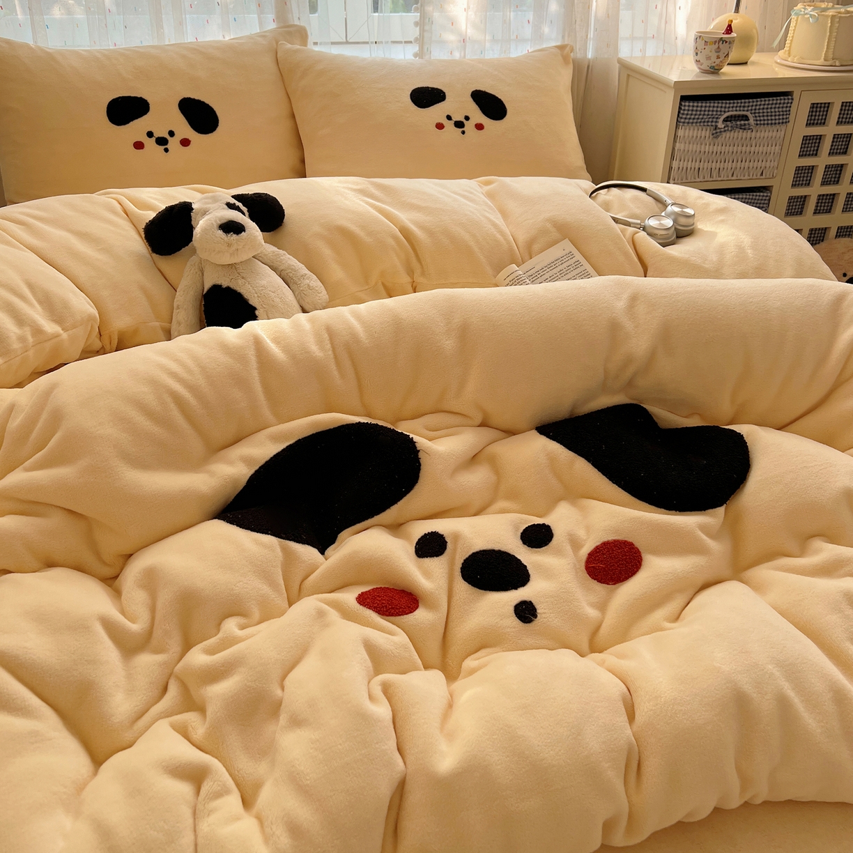 91家纺网 家纺一手货源 找家纺 （总）顾里家纺 2025新款可爱表情包毛巾绣牛奶绒四件套