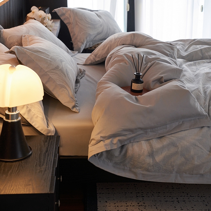 91家纺网 家纺一手货源 找家纺 宜代光年 2025新款亚麻大提花贡缎磨毛四件套-拼角款 云千-鲜蓝