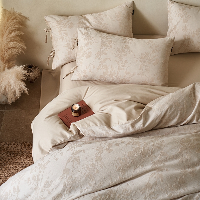 91家纺网 家纺一手货源 找家纺 宜代光年 2025新款亚麻大提花贡缎磨毛四件套-侘寂风 观花芷-米麻