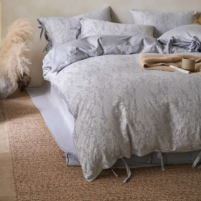 91家纺网 家纺一手货源 找家纺 宜代光年 2025新款亚麻大提花贡缎磨毛四件套-侘寂风 清玉絮-鲜蓝