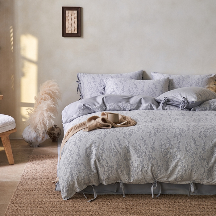 91家纺网 家纺一手货源 找家纺 宜代光年 2025新款亚麻大提花贡缎磨毛四件套-侘寂风 清玉絮-鲜蓝