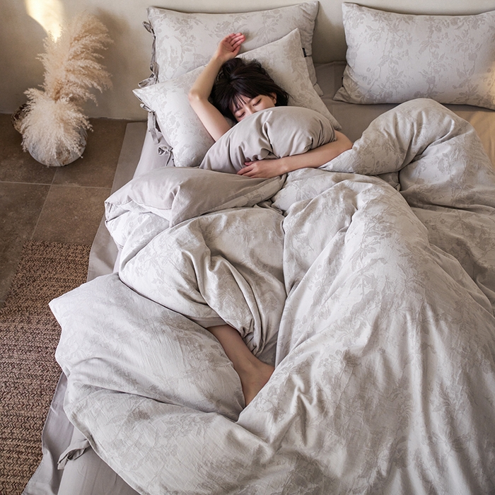 91家纺网 家纺一手货源 找家纺 宜代光年 2025新款亚麻大提花贡缎磨毛四件套-侘寂风 观花芷-银灰