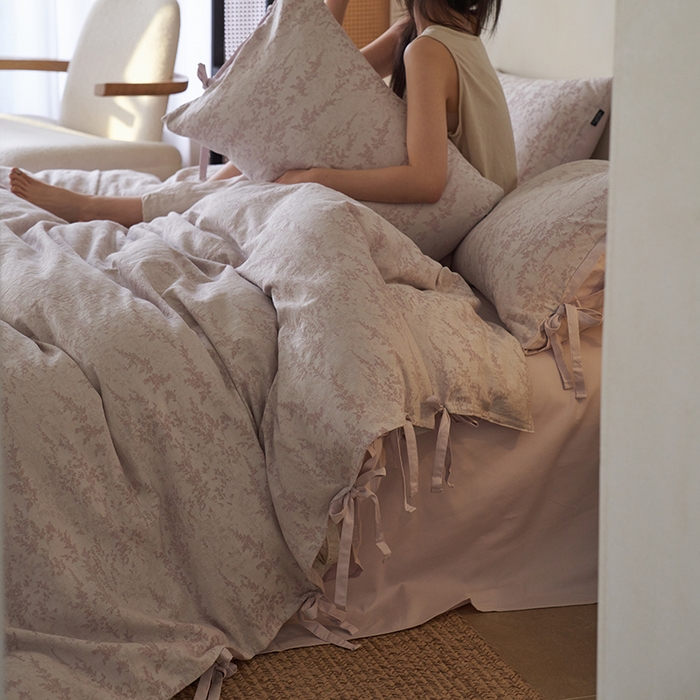 91家纺网 家纺一手货源 找家纺 宜代光年 2025新款亚麻大提花贡缎磨毛四件套-侘寂风 清玉絮-葡萄紫