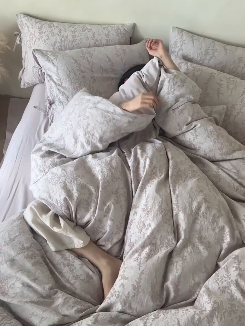 91家纺网 家纺一手货源 找家纺 宜代光年 2025新款亚麻大提花贡缎磨毛四件套-侘寂风 清玉絮-葡萄紫