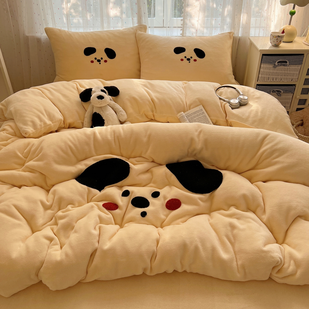 91家纺网 家纺一手货源 找家纺 顾里家纺 2025新款可爱表情包毛巾绣牛奶绒四件套 大耳狗