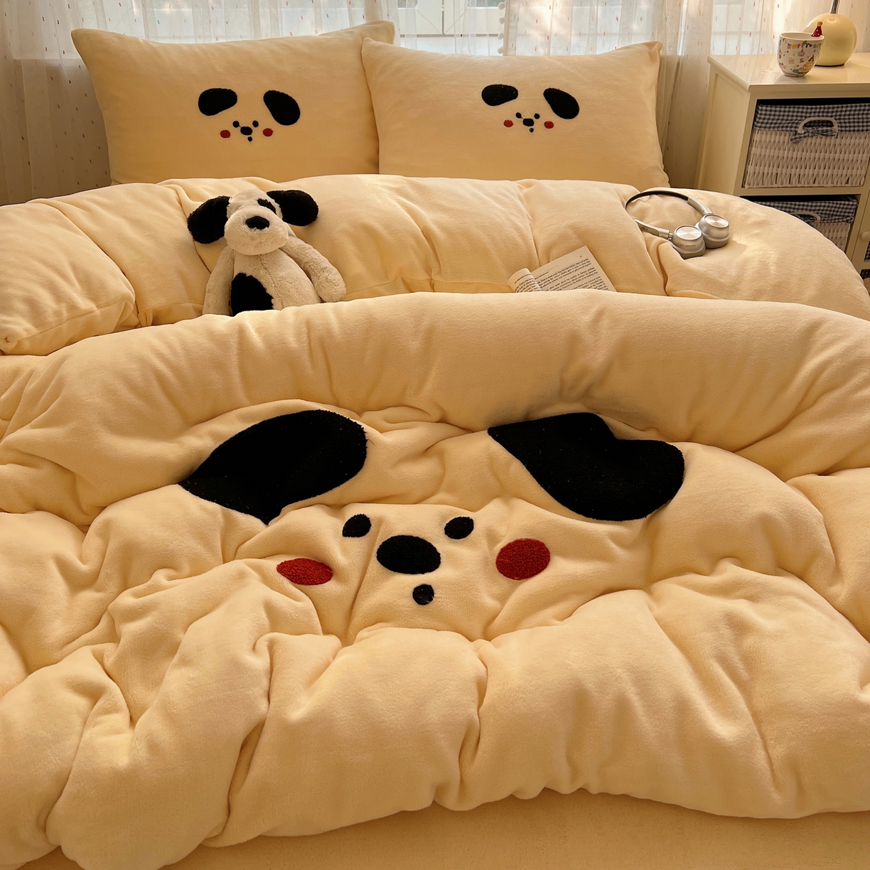 91家纺网 家纺一手货源 找家纺 顾里家纺 2025新款可爱表情包毛巾绣牛奶绒四件套 大耳狗